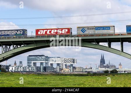 Train de marchandises sur le Suedbruecke (pont Sud), vue sur le port de Rheinau avec les maisons de grues et la cathédrale, Cologne, Allemagne. Gueterzug au Banque D'Images