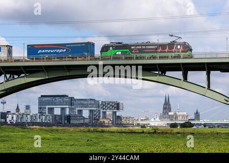 Train de marchandises sur le Suedbruecke (pont Sud), vue sur le port de Rheinau avec les maisons de grues et la cathédrale, Cologne, Allemagne. Gueterzug au Banque D'Images