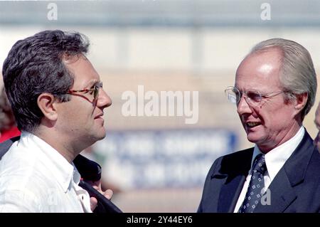 Piacenza Italie 13/1998 : Sven Göran Eriksson, entraîneur du Lazio, et Julio Velasco, Directeur général, avant le match du championnat de football Seria A 1998-1999 Piacenza - Lazio Banque D'Images