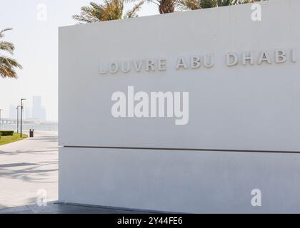 Saint Ouen, Paris, France. 14 septembre 2024. Le Louvre Abu Dhabi, selon la translittération utilisée par le musée dans ses publications officielles en français, est un musée fondé en 2017. Inauguré le 8 novembre 2017 et ouvert au public le 11 novembre, ce musée, dépendant du musée du Louvre et abrité dans une architecture confiée à l’architecte français Jean nouvel, a été créé à la suite d’un accord intergouvernemental signé le 6 mars 2007 entre la France et l’Émirat d’Abu Dhabi. Ce musée est une composante d'un quartier culturel en construction sur l'île de Saadiyat où il est Banque D'Images