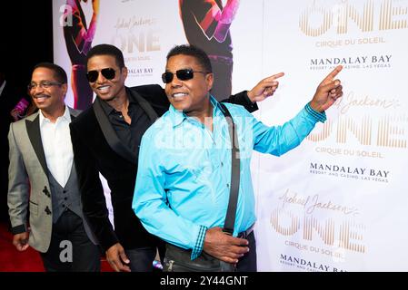 **FICHIER PHOTO** Tito Jackson est décédé. LAS VEGAS, Nevada - juin 29 : Marlon Jackson, Jackie Jackson et Tito Jackson en photo arrivant à Michael Jackson ONE en première mondiale du Cirque du Soleil au Mandalay Bay le 29 juin 2013 à Las Vegas, Nevada. Crédit : Erik Kabik Photography/MediaPunch Banque D'Images