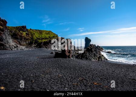 Remparts de roche de lave sur la plage noire de Djupalon sur la péninsule de Snaefellsnes en Islande Banque D'Images