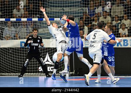 Teitur Einarsson (VfL Gummersbach 14) gegen Lukas Hutecek (TBV Lemgo Lippe 2) und Constantin Moestl (TBV Lemgo Lippe 1) VfL Gummersbach v. TBV Lemgo Lippe, Handball, Daikin 1. Bundesliga, 2. Spieltag, Spielzeit 2024-2025, Schwalbe Arena Gummersbach, 15,09.2024 Foto : Eibner-Pressefoto/Juergen Augst Banque D'Images