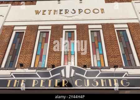 Angleterre, Kent, Whitstable, Frontage of the Peter Cushing Wetherspoon Pub, ancien cinéma de style Art déco Banque D'Images