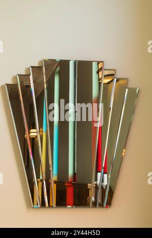 Angleterre, Kent, Whitstable, The Peter Cushing Wetherspoon Pub, Art Déco Wall Mirror Banque D'Images