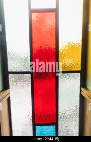 Angleterre, Kent, Whitstable, The Peter Cushing Wetherspoon Pub, fenêtres Art Déco colorées Banque D'Images