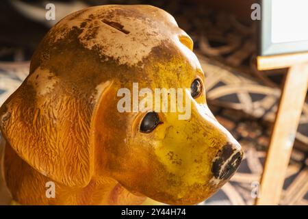 Angleterre, Kent, Whitstable, The Peter Cushing Wetherspoon Pub, Vintage RSPCA Charity Box sous la forme d'un chien Banque D'Images