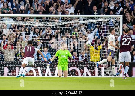 BUTS 2-2 L'attaquant d'Aston Villa Ollie Watkins (11) marque lors du match de premier League entre Aston Villa et Everton à Villa Park, Birmingham, Angleterre, le 14 septembre 2024. Photo Manjit Narotra/ProSportsImages/DPPI Banque D'Images