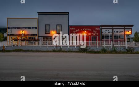 Dawson City, Yukon, Canada – 27 août 2024 : vue matinale d’un groupe d’entreprises dans un bloc historique du centre-ville Banque D'Images