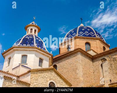 Église notre-Dame de consolation d'Altea avec deux dômes en tuiles bleues Levantine typiques, Espagne Banque D'Images