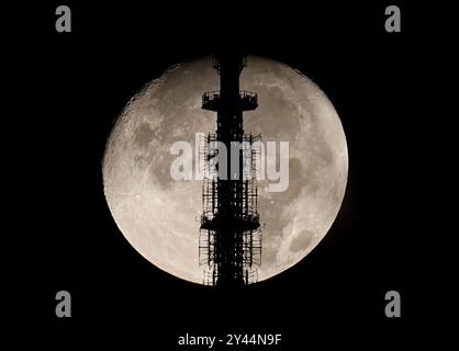 New York, États-Unis. 16 septembre 2024. Une lune gibbbous à 96% cirée se couche derrière la flèche du One World Trade Center et les gratte-ciel de Manhattan à New York le lundi 16 septembre 2024. Photo de John Angelillo/UPI crédit : UPI/Alamy Live News Banque D'Images