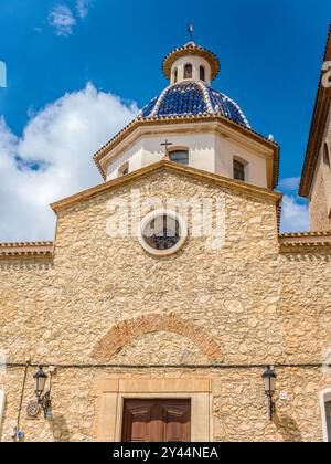 Église notre-Dame de consolation d'Altea avec deux dômes en tuiles bleues Levantine typiques, Espagne Banque D'Images