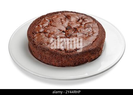 Gâteau éponge au chocolat sur plaque blanche isolé sur blanc avec chemin de découpage inclus Banque D'Images