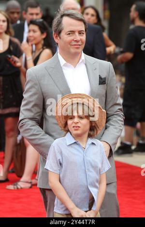 Matthew Broderick et James Wilke Broderick lors de la première de Harry Potter and the Deathly Hallows : part 2 à New York. Banque D'Images