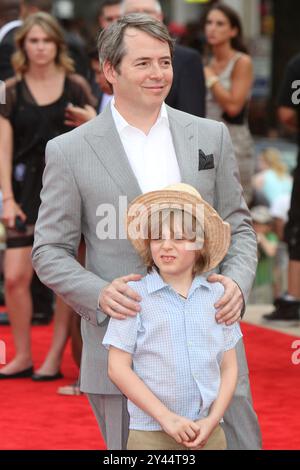 Matthew Broderick et James Wilke Broderick lors de la première de Harry Potter and the Deathly Hallows : part 2 à New York. Banque D'Images