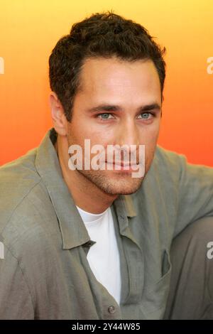 Raoul Bova beim Photocall zur Preisverleihung des Premio Venezia Opera Prima auf der Biennale di Venezia 2004 / 61. Internationale Filmfestspiele von Venedig. Venedig, 03.09.2044 *** Raoul Bova au Photocall pour la cérémonie de remise des prix du Premio Venezia Opera Prima à la Biennale di Venezia 2004 61 Festival International du film de Venise Venise, 03 09 2044 Foto:xD.xBedrosianx/xFuturexImagex bova 4905 Banque D'Images