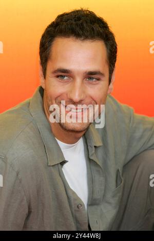 Raoul Bova beim Photocall zur Preisverleihung des Premio Venezia Opera Prima auf der Biennale di Venezia 2004 / 61. Internationale Filmfestspiele von Venedig. Venedig, 03.09.2044 *** Raoul Bova au Photocall pour la cérémonie de remise des prix du Premio Venezia Opera Prima à la Biennale di Venezia 2004 61 Festival International du film de Venise Venise, 03 09 2044 Foto:xD.xBedrosianx/xFuturexImagex bova 4904 Banque D'Images