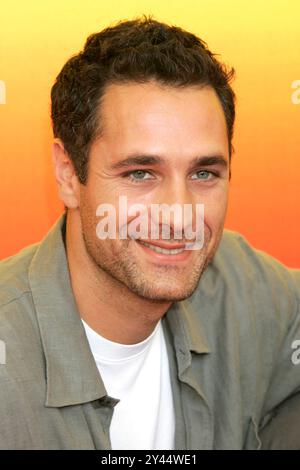 Raoul Bova beim Photocall zur Preisverleihung des Premio Venezia Opera Prima auf der Biennale di Venezia 2004 / 61. Internationale Filmfestspiele von Venedig. Venedig, 03.09.2044 *** Raoul Bova au Photocall pour la cérémonie de remise des prix du Premio Venezia Opera Prima à la Biennale di Venezia 2004 61 Festival International du film de Venise Venise, 03 09 2044 Foto:xD.xBedrosianx/xFuturexImagex bova 4910 Banque D'Images