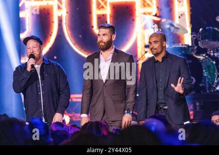 Edmonton, Canada. 14 septembre 2024. L'artiste canadien de musique country Tyler Joe Miller (G) et Edmonton Elks Quaterbacks McLeod Bethel-Thompson (C) et Tre Ford (d) se produisent aux Prix de l'Association canadienne de musique country à Edmonton lieu : Rexall place, Edmonton, Alberta, Canada - 14 septembre 2024 à Rexall place. Crédit : SOPA images Limited/Alamy Live News Banque D'Images