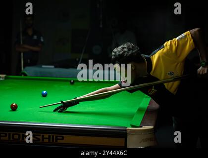 Kolkata, Inde. 15 septembre 2024. La West Bengal Billiards Association (WBBA) en association avec la Fédération indienne de billard et de snooker (BSFI) a organisé la Bengale Snooker League & Pro-Am Snooker tournoi dans le prestigieux Saturday Club du 10 au 15 septembre 2024 avec quelques joueurs internationaux ainsi que les meilleurs joueurs de cuivres du West Bengale et de l'Inde. Magic Cannons et Rockets, les deux équipes s'affrontent pour la finale où l'équipe Magic Cannons gagne. (Photo par Amlan Biswas/Pacific Press) crédit : Pacific Press Media production Corp./Alamy Live News Banque D'Images