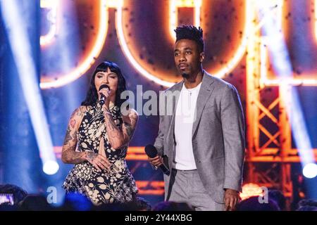 Edmonton, Canada. 14 septembre 2024. Dax et Julia Michaels remettent le prix du single de l’année aux Canadian Country Music Association Awards à Rexall place. (Photo de Ron Palmer/SOPA images/SIPA USA) crédit : SIPA USA/Alamy Live News Banque D'Images