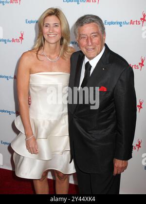 Susan Benedetto et Tony Bennett arrivent au gala du 85e anniversaire de Tony Bennett au Metropolitan Opera House de New York. Banque D'Images