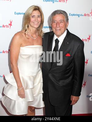 Susan Benedetto et Tony Bennett arrivent au gala du 85e anniversaire de Tony Bennett au Metropolitan Opera House de New York. Banque D'Images