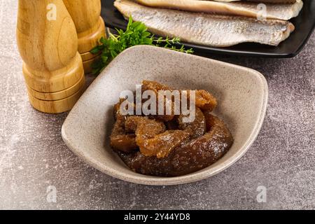 Collation aux œufs de hareng salés dans l'assiette Banque D'Images