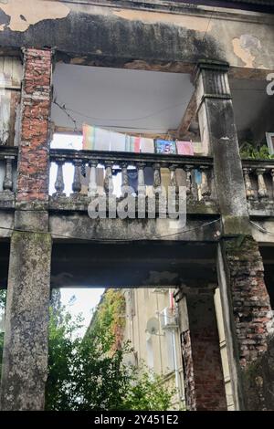 Nouvelle Gagra, Abkhazie. Maisons à Gagra en besoin de réparation Banque D'Images