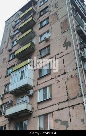 Nouvelle Gagra, Abkhazie. Maisons à Gagra en besoin de réparation Banque D'Images