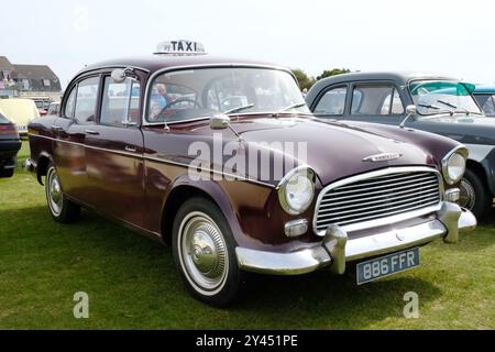 Un Humber Hawk de 1963 habillé comme un taxi - John Gollop Banque D'Images