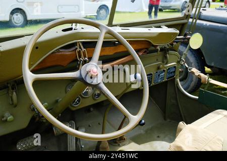 Volant et tableau de bord d'une Jeep Willys des années 1940 - John Gollop Banque D'Images