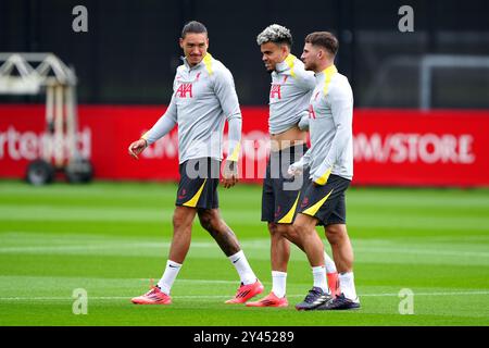 Darwin Nunez de Liverpool (à gauche), Luis Diaz de Liverpool et Alexis Mac Allister de Liverpool (à droite) en discussion lors d'une session de formation au centre de formation AXA de Liverpool. Liverpool affrontera l'AC Milan lors de son match de l'UEFA Champions League au San Siro de Milan mardi. Date de la photo : lundi 16 septembre 2024. Banque D'Images