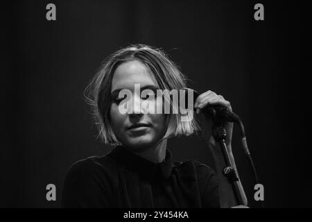 WOMAN'S HOUR, CONCERT, GREEN MAN FESTIVAL 2014 : Fiona Jane Burgess du groupe WOMAN'S HOUR jouant en direct sur la scène Far Out au Green Man Festival 2014 à Glanusk Park, Brecon, pays de Galles, août 2014. Photo : Rob Watkins. INFO : Woman's Hour est un groupe britannique de quatre musiciens indie pop basé à Londres, en Angleterre. Le groupe était formé par les frères et sœurs Fiona et William Burgess. En décembre 2018, le groupe annonce leur séparation après la sortie de leur deuxième album Ephyra. Banque D'Images