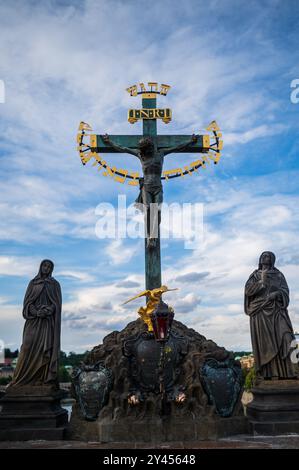 Statue de la Croix du Calvaire sur le pont Charles à Prague Banque D'Images