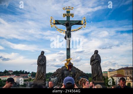 Statue de la Croix du Calvaire sur le pont Charles à Prague Banque D'Images