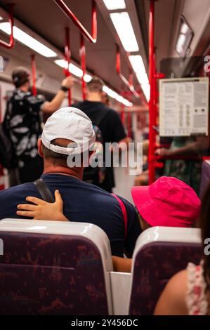 Sa fille montre de l'amour à son père dans le wagon du métro de Prague Banque D'Images
