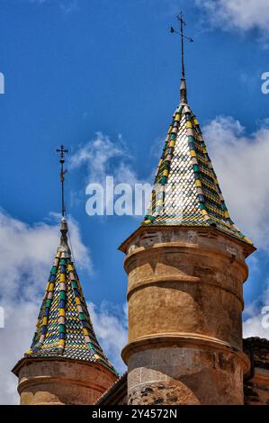 Le monastère royal de Santa María de Guadalupe. Détail des petites tours avec céramique Banque D'Images