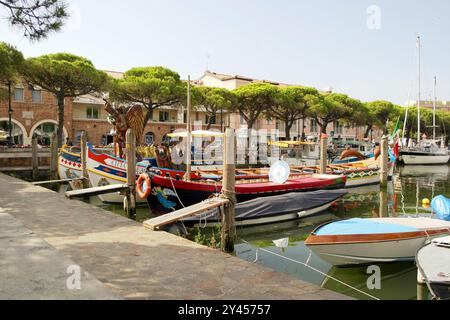 Vue sur le port de Caorle. 13 août 2024 Caorle, Italie Banque D'Images