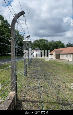 Site commémoratif du camp de concentration Buchenwald près de Weimar. Clôture avec barbelés, tour de guet et ancienne cantine de prisonniers Banque D'Images