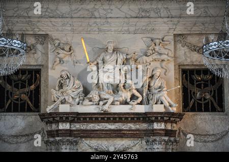 À l'intérieur de l'Hôtel de ville d'Amsterdam, le symbolisme, la splendeur et la richesse de la sculpture : la justice surmonte l'avidité et l'envie en présence de la mort Banque D'Images