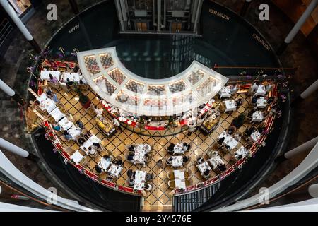 Vue aérienne de haut en bas de la salle à manger de TWG Tea Garden haut de gamme à Marina Bay Sands, une marque de thé de luxe de Singapour. Banque D'Images