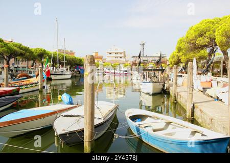 Vue sur le port de Caorle. 13 août 2024 Caorle, Italie Banque D'Images