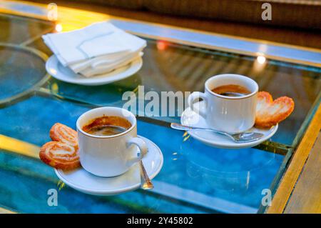 Deux tasses de café avec biscuits. Banque D'Images