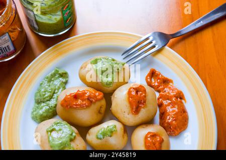 Papas arrugadas à la sauce mojo. Îles Canaries, Espagne. Banque D'Images