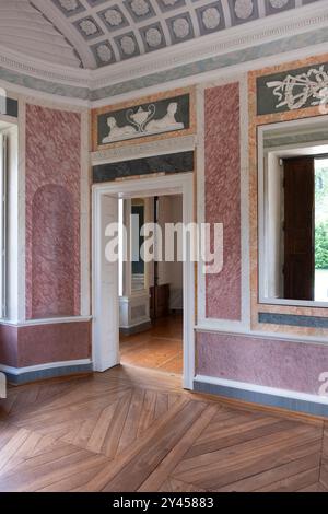 Chambre ornée de stuc, ornements peints et reliefs dans la Maison romaine dans le parc de l'ILM à Weimar. Site du patrimoine culturel mondial de l'UNESCO Banque D'Images