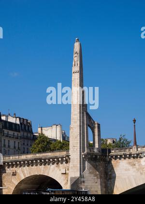 Estatua de Santa Genoveva sobre el Puente Tournelle, Statue de Sainte Geneviève, protecteur de Paris, Paris, France, Europe, UE. Banque D'Images