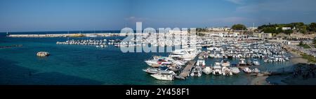 Voiliers et autres bateaux de plaisance amarrés à des jetées dans le port d'Otrante à Otrante, Pouilles, Italie. Banque D'Images