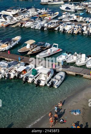 Voiliers et autres bateaux de plaisance amarrés à des jetées dans le port d'Otrante à Otrante, Pouilles, Italie. Banque D'Images