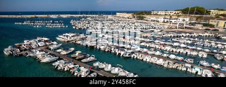 Voiliers et autres bateaux de plaisance amarrés à des jetées dans le port d'Otrante à Otrante, Pouilles, Italie. Banque D'Images